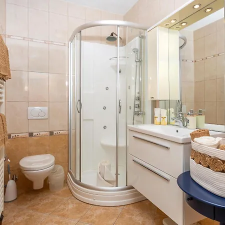 1 Bedroom Cozy In * Icici